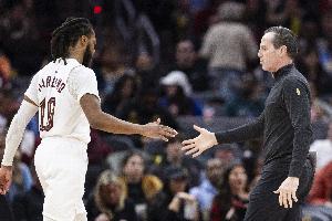 就得分挺好！加兰半场5中4得10分 其余正向数据皆为0&正负值-18