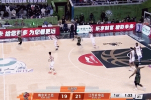 这爆发力真不错！郭昊文中路借掩护突破 双手滑翔暴扣还加罚！