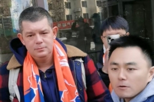 接替李霄鹏！青岛海牛队新任主教练米兰-里斯蒂奇已抵达青岛