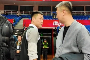 来考察了！郭士强现场观战齐鲁德比 赛前与高诗岩等人寒暄