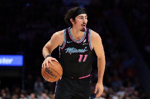 替补超高效！哈克斯15中11砍下28分6板3助1断