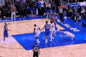 挑战成功！约基奇卡位被小卡特推飞 后者犯规送约基奇罚球