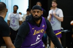 厉兵秣马！湖人官方晒球队训练照：努力&活力