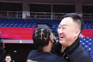 鲍威尔和前队友&教练寒暄 刘维伟调侃：找亲爹来了