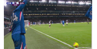 切尔西领先！詹姆斯精准角球，皮球碰到佩德罗腿弹进球门