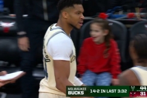 肌肉碰撞！字母哥强行杀出突破空间 连续两次暴扣终结很兴奋