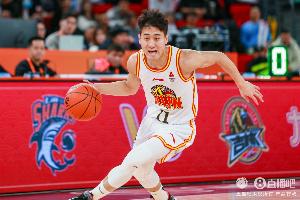 渐入佳境！姜伟泽半场4中2拿到6分 三分3中2&两记三分均次节投进