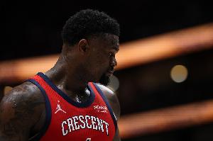 篮下无解！锡安上半场替补出战13分钟 9投6中砍下14分