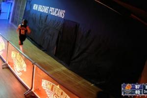 🙂给我等着？老六打架反遭一通爆锤 未等宣判一路跑回了更衣室