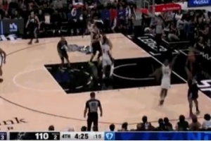 稳住局势！森萨博底角命中三分球 分差6分打停马刺