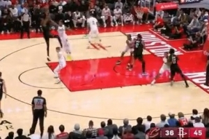 已经防到位了！杜兰特硬怼金鸡独立后仰跳投命中