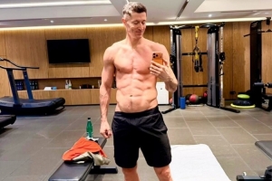 肌肉线条明显！37岁莱万社媒晒健身房内自拍照片