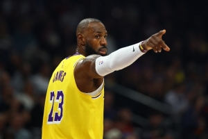 韦德调侃引发深思：詹姆斯仍在为胜利而战 但他的心还在湖人吗？