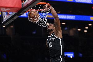 高效填数据栏！克拉克斯顿半场6中5拿到12分2板2助1断2帽