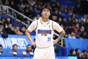 手感不佳但冲击力依旧强！赵睿半场5中1拿到9分3板 罚球7罚6中