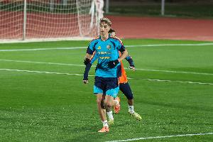 德拉富恩特：赫伊森需要时间继续成长，但他是你可以信赖的后卫