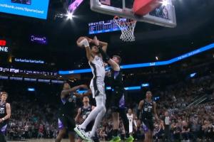 太残暴了！文班杀进内线 双手抡圆了砸扣菲利波！