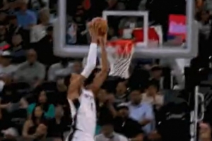 双子星连线！哈珀吊传篮下 文班亚马空接背扣跟玩儿一样