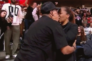 甜蜜时刻！老鹰主场一大叔求婚成功 二人忘我热吻引众人鼓掌祝福