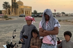 头顶一块布！亚马尔度假晒和阿拉伯儿童在一起照片