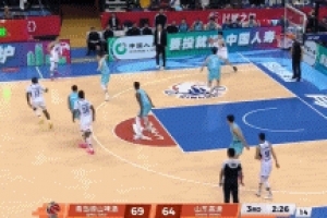 力劈华山！于德豪送击地妙传 克里斯腾空暴起战斧劈扣