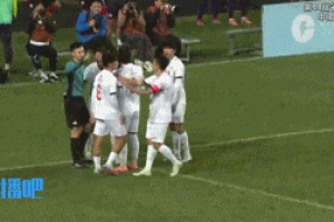 活久见😯省港杯广东被判点球，姜至鹏死死按住主裁手不让他掏牌