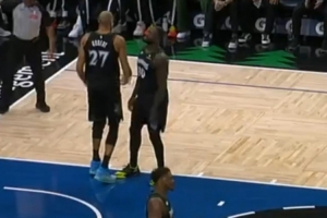 相顾无言~戈贝尔卡住位置准备拿篮板 兰德尔“抢断”失误出界