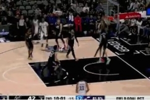 敢防就很棒！文班亚马接球双手直接隔扣