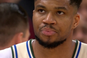 给机会是吧！字母哥发球五秒违例球权还给公牛