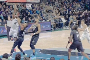 小火车来了！卡梅隆·托马斯复出首球打成2+1 已伤停了近两个月