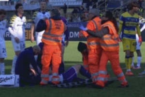 幸无大碍！佛罗伦萨球员皮科利比赛中一度倒地不起，让人想起博维