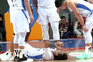 痛苦倒地！赵睿争球被威廉姆斯打到下巴 缓了很久