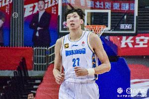 攻守兼备！周琦半场4中3拿到7分4板1断1帽 正负值+12