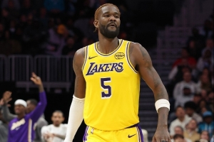 三连败外界说球队不团结？艾顿：我们非常团结 正走向正确的方向