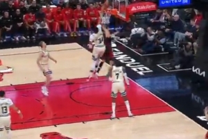 复出先从防守做起！字母哥开场大帽布泽利斯上篮