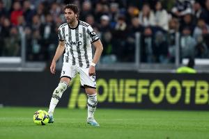 DAZN：洛卡特利被换下后询问原因，斯帕莱蒂直接叫他回替补席去