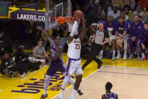 还在飞😲东契奇快速上球 詹姆斯帅气折叠反扣！湖人主场沸腾了