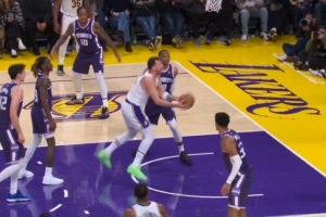 无敌！东契奇突破欧洲步对抗威少 被切后空中拉杆上篮2+1！