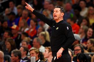 雷迪克：赛季初我们在防守端打下了基础 后来不知为什么跑偏了