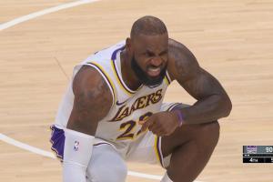 😶詹姆斯腰被德罗赞挤掩护时肘到 疼得龇牙咧嘴 雷迪克赶忙换下