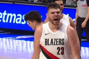 杀死比赛！克林根篮下二次进攻打成2+1 激情怒吼