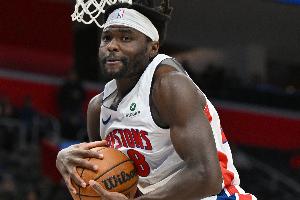 势大力沉！霍兰反击妙传 斯图尔特跟进单臂暴力隔扣大洛！