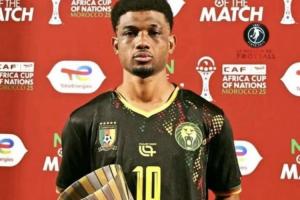 何穿品如衣🤣？阿玛德当选非洲杯全场最佳，身穿姆伯莫球衣领奖