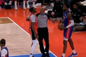 裁判站中间呢！小琼斯突破被保罗·里德推下 险些冲突被制止