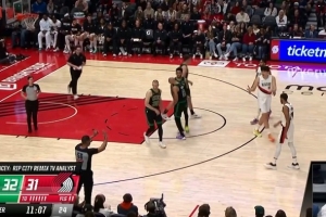 又被吹了！杨瀚森抢板对手倒地被吹犯规 自己摊手愣在原地