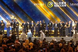 见者有份？环球奖颁奖典礼大合影，几乎人手一个金色奖杯