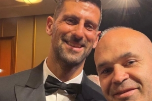 获得环足奖生涯贡献奖！伊涅斯塔社媒晒与德约、维蒂尼亚合照