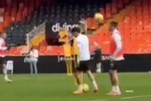 马卡报：约5000人观看瓦伦西亚公开训练，球迷集体抗议俱乐部老板