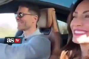 心情不错！哈维·阿隆索与妻子度假，开车出行