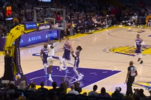 一断一传！斯玛特抢断威少 反击不看人高抛助飞詹姆斯空接炸扣！